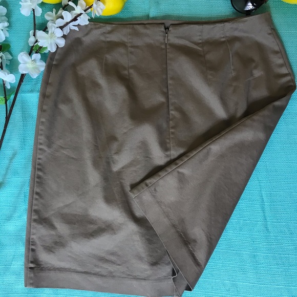 Short khaki pencil skirt - Picture 3 of 3